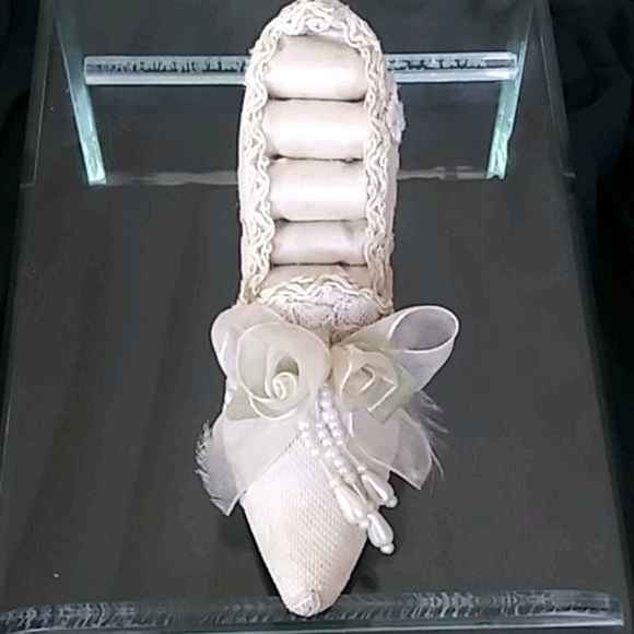 unknown Other - Ring Holder (Ivory)